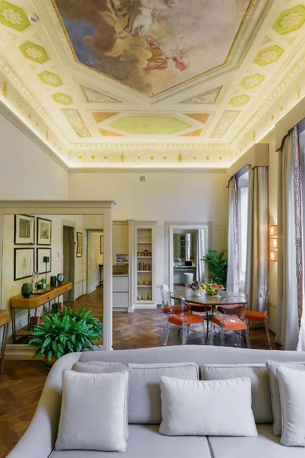 Cavalier Paolo - La Dimora Degli Affreschi Florence Apartment