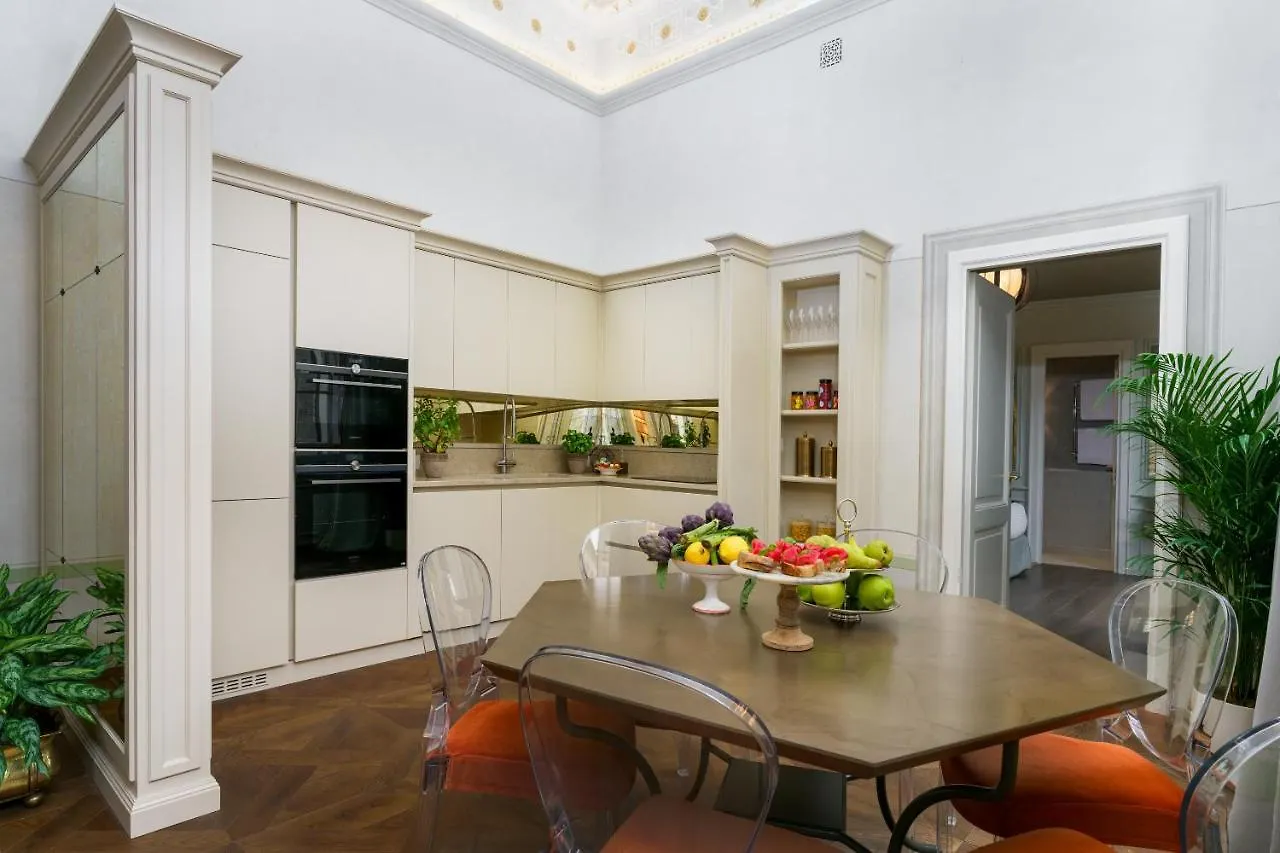Cavalier Paolo - La Dimora Degli Affreschi Florence Apartment